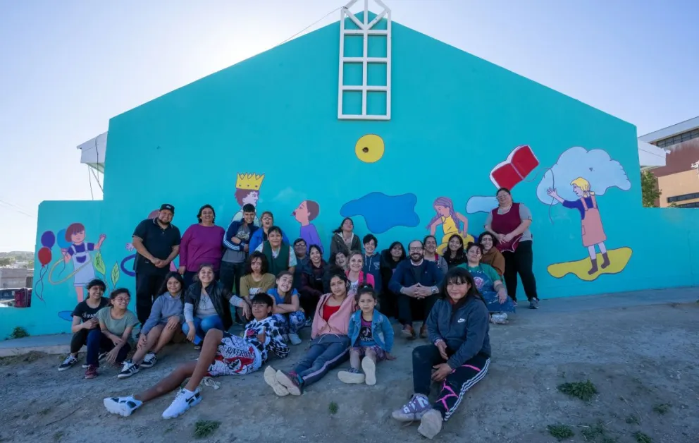 El Municipio de Comodoro Rivadavia inauguró un mural por el Mes de la Familia en el CPB Abásolo