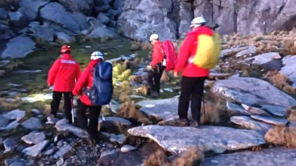 Un grupo de adolescentes se descompuso en un cerro de Córdoba y fueron rescatados tras varias horas de intenso trabajo