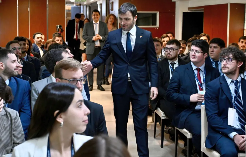 Nacho Torres compartió una charla con jóvenes becarios de la Fundación Universitaria del Río de la Plata