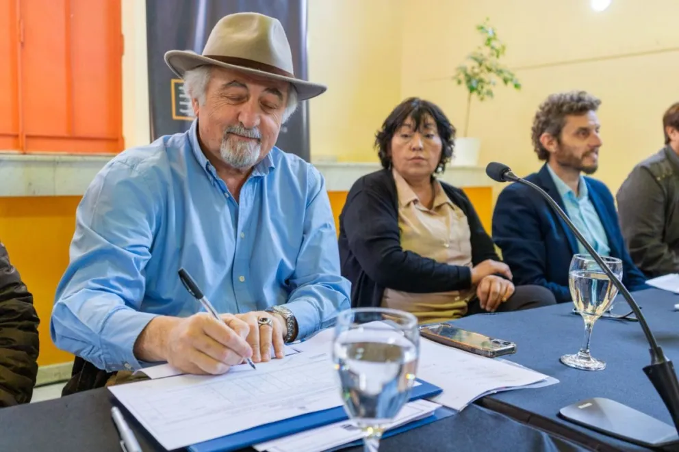 El Municipio dotará de servicios de gas y cloacas a más de 1000 vecinos de Comodoro