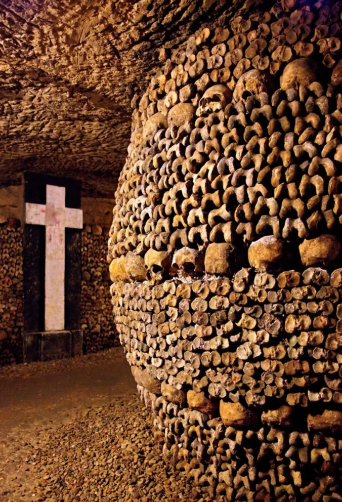 Investigación por los miles de  cadáveres en las famosas Catacumbas de París