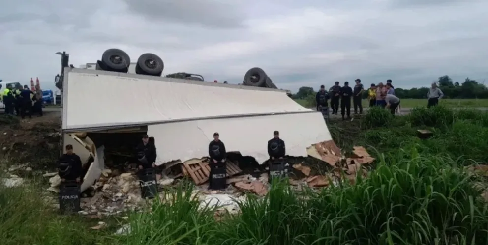 Saqueo de fiambres y lácteos tras el vuelco de un camión