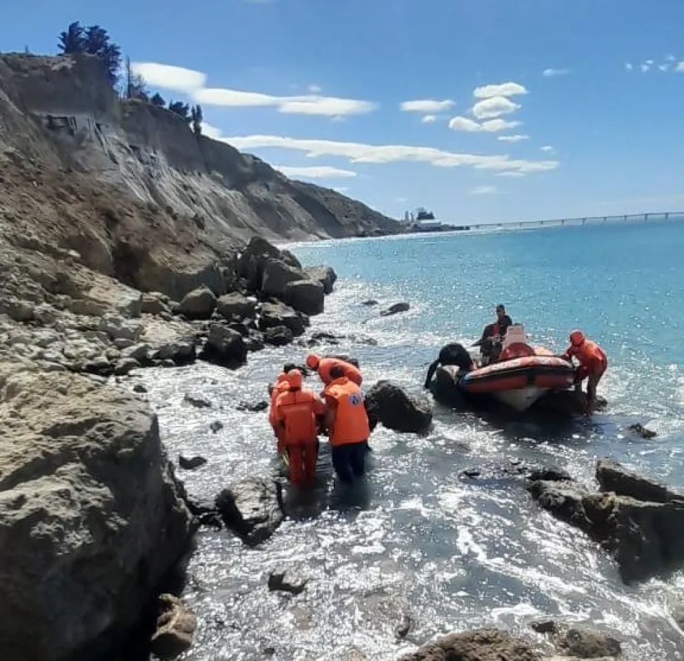 Un joven cayó desde un barranco en la zona de Eureka y tuvieron que rescatarlo del mar