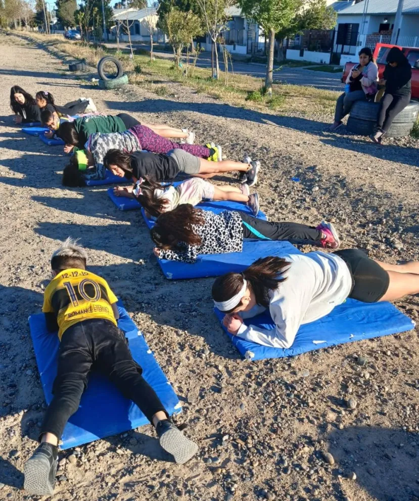Se desarrolla el taller de atletismo mixto en el espacio deportivo "Corre, vuela y sueña", de Trelew
