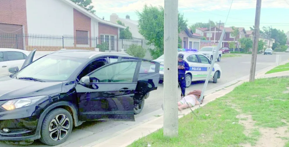 Bajó de un auto y le robó el celular a un joven