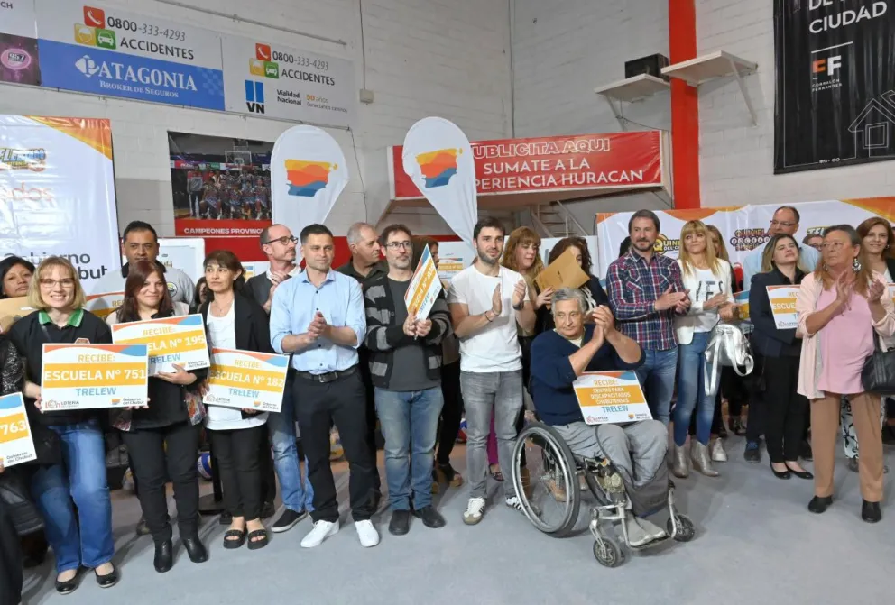 Trelew: Ante cientos de vecinos, Torres encabezó una nueva edición del Telebingo viajero
