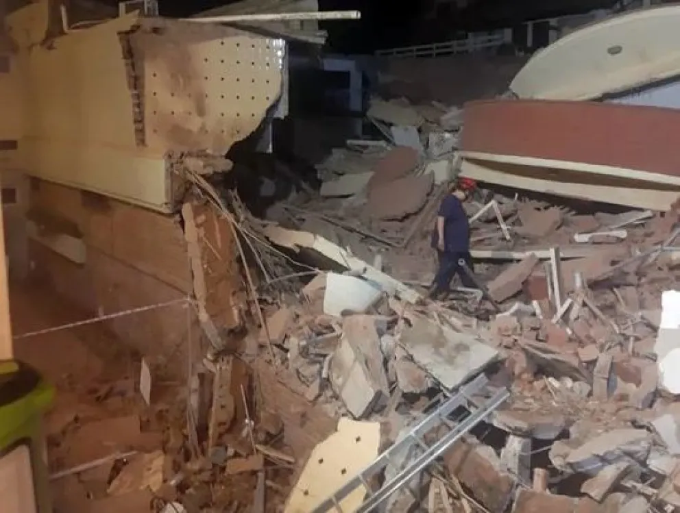 El interior del hotel que se derrumbó en Villa Gesell quedó prácticamente reducido a escombros