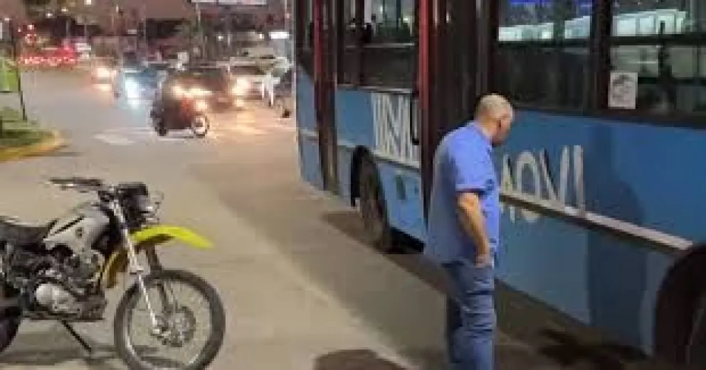 Besos Peligrosos: Colectivo choca con un camión tras una peculiar distracción del chofer
