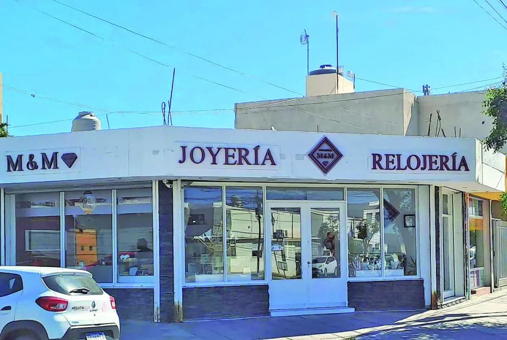 En Rawson, peatón que pasaba por céntrica joyería frustra robo millonario de boqueteros y los hace huir