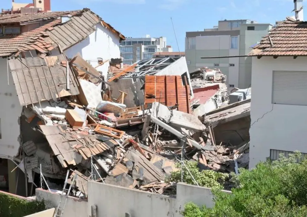 Derrumbe en Gesell: Operativo durante toda la madrugada para remover escombros