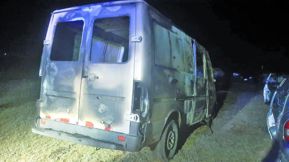 Robaron utilitario del frente de la casa de su dueño y al rato apareció incendiado en acceso a Trelew
