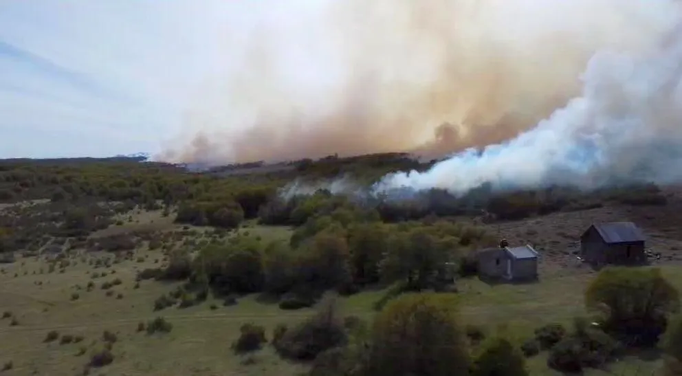 El Gobierno Provincial continúa con los trabajos para controlar incendio cercano a Río Pico