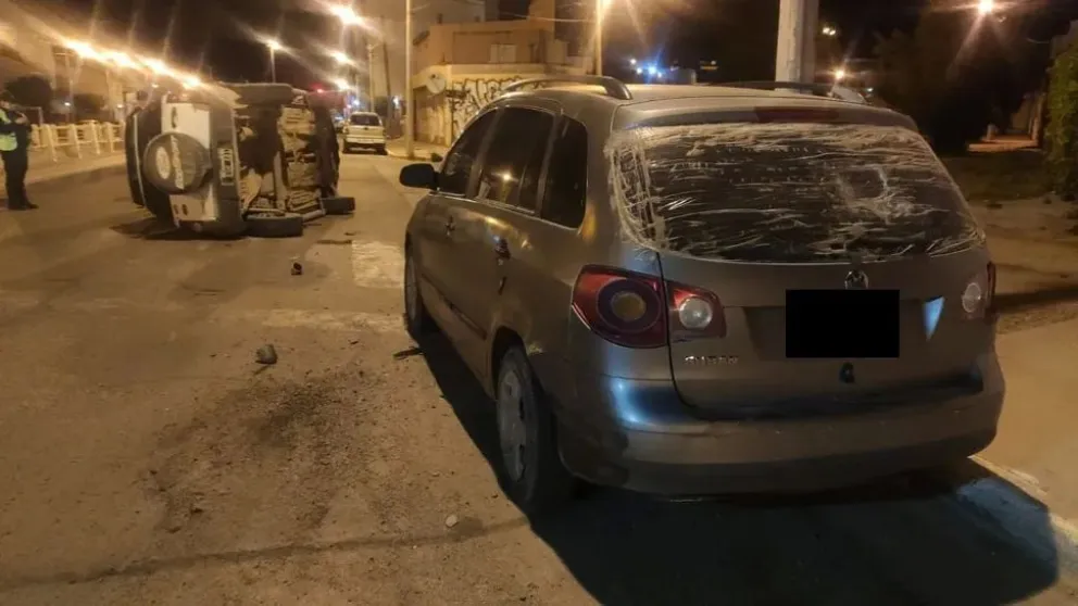 Espectacular vuelco tras el choque contra camioneta estacionada