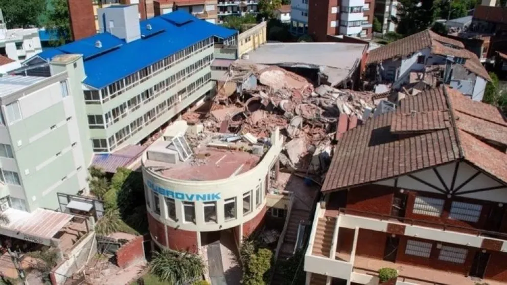 Derrumbe en Villa Gesell: habrían detectado a otra persona fallecida entre los escombros y signos de pulso que podría arrojar un resultado positivo