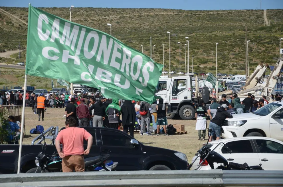Importante concentración de camioneros y demás gremios en Rutas 3 y 26, en el marco del paro nacional del transporte