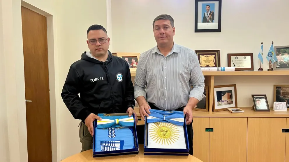 Rawson: Biss entregó Banderas de Argentina y del Chubut a representante de la Academia Premilitar Islas Malvinas