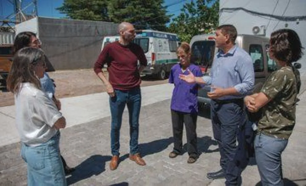Biss recorrió la obra de adoquinado del estacionamiento de Salud de Rawson