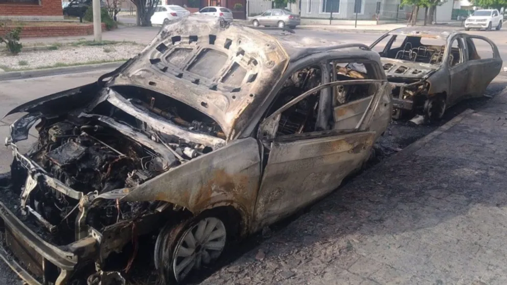 Ataque incendiario destruyó tres vehículos en el centro de Madryn