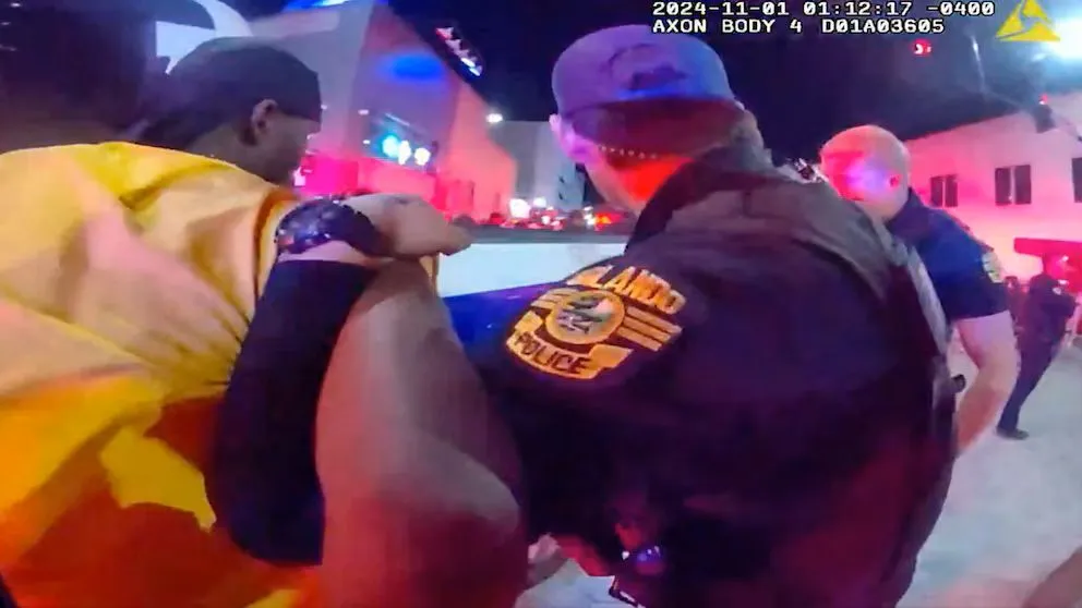 El momento en que el asesino de Halloween en Orlando ejecuta a una de sus víctimas y es arrestado por la Policía