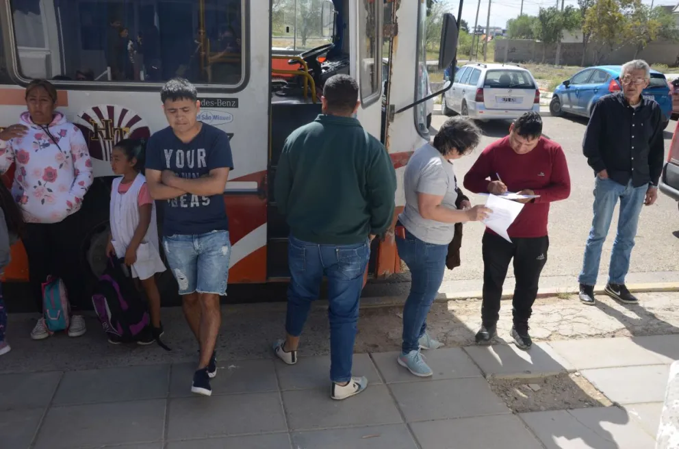 Padres de la Escuela 161 de Ciudadela juntan firmas para que la 799 tenga su edificio propio