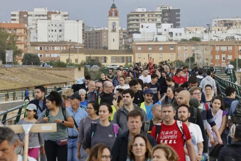 "Solo el pueblo salva al pueblo": miles de voluntarios se movilizan para ayudar a los más afectados por la DANA