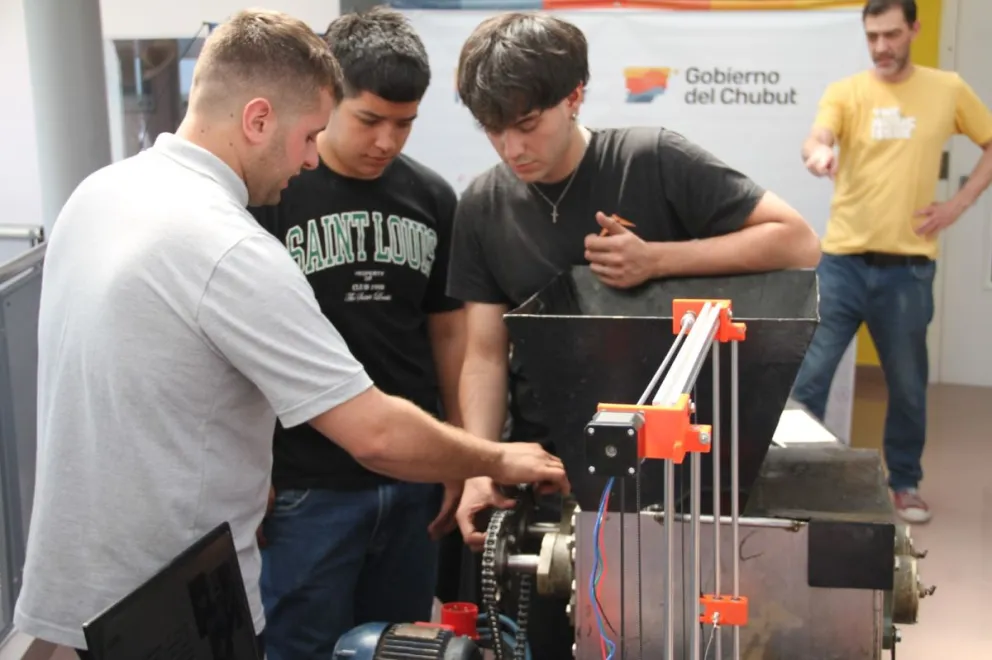 Estudiantes de escuelas técnicas presentaron innovadores dispositivos para impresión 3D