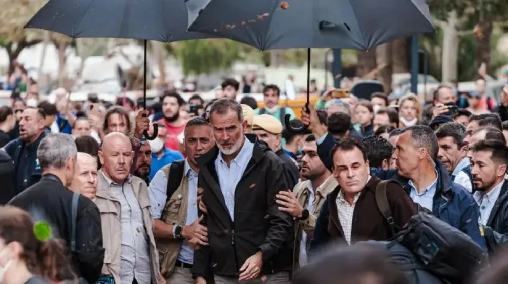 DANA: al grito de "asesinos" y arrojándoles barro reciben en Valencia al Rey y al presidente Sánchez