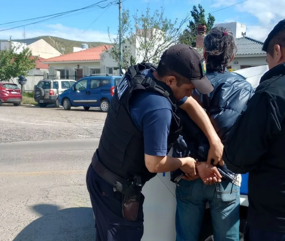 Rada Tilly: Hurtó carne en dos supermercados y cuando casi se “salía con la suya” lo atraparon en la calle