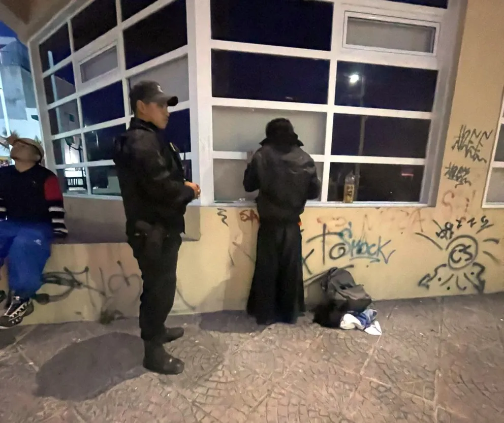 Rompió un vidrio del Juzgado de Familia y terminó preso en la madrugada