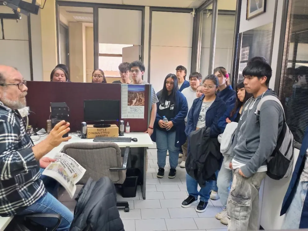 Importante y nutrida visita escolar a las instalaciones de diario Crónica