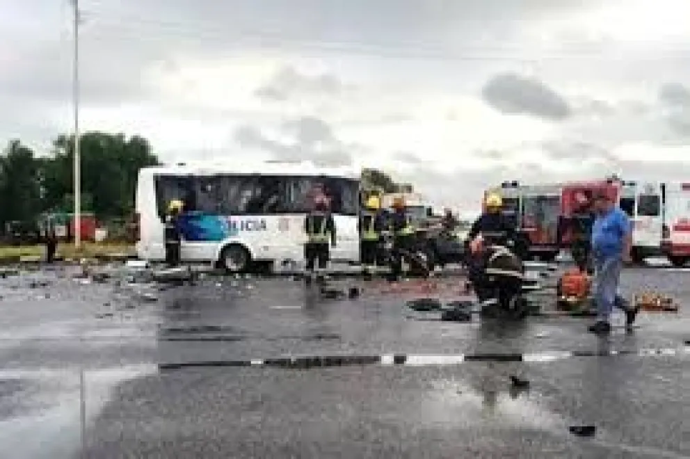 Cuatro policías fallecidos tras terrible choque en el “cruce de la muerte”