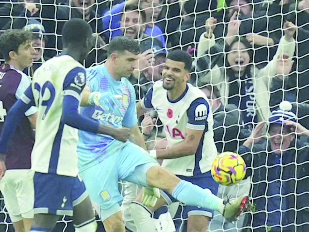 El Tottenham del Cuti Romero aplastó al Aston Villa del Dibu Martínez