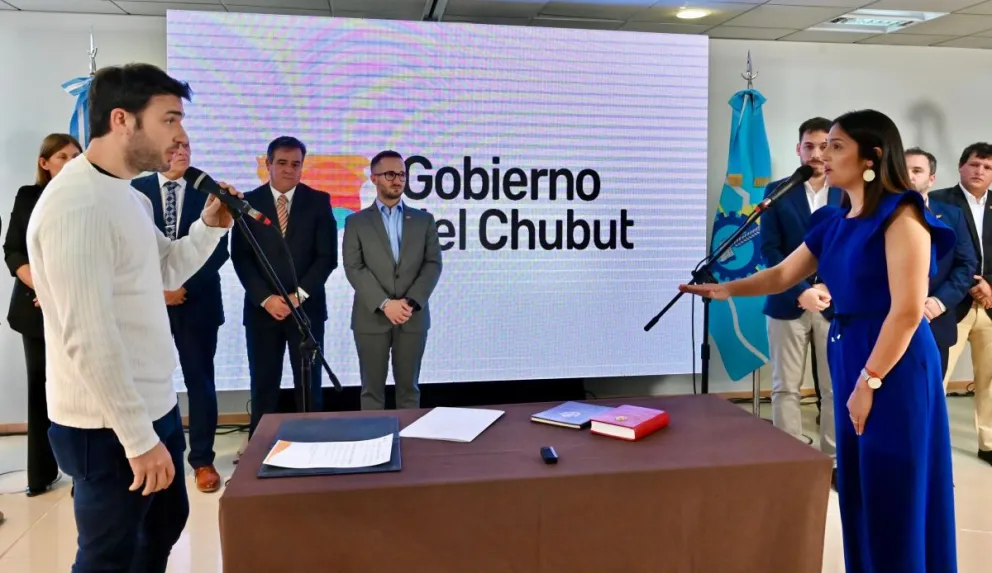 El gobernador tomando la jura de la Mg. Macarena Acuipil como secretaria general de gobernación