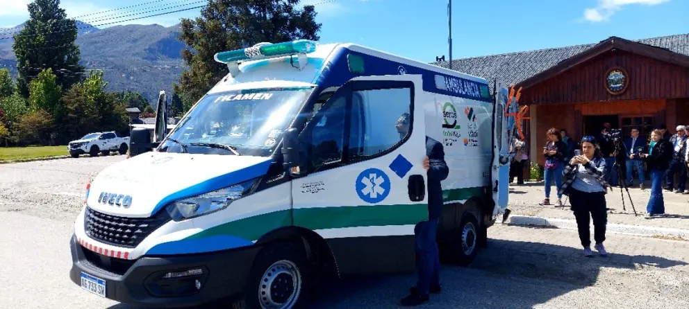 Provincia entregó nueva ambulancia de alta complejidad en el Hospital Rural de El Hoyo