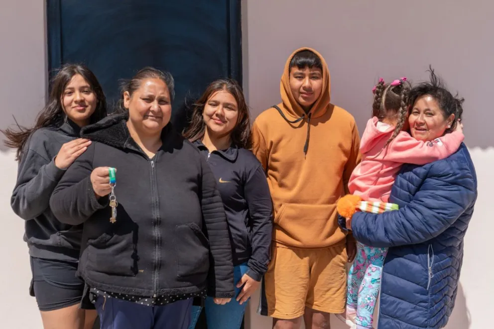 El Municipio entregó vivienda social a una familia del barrio Don Bosco de Km.8