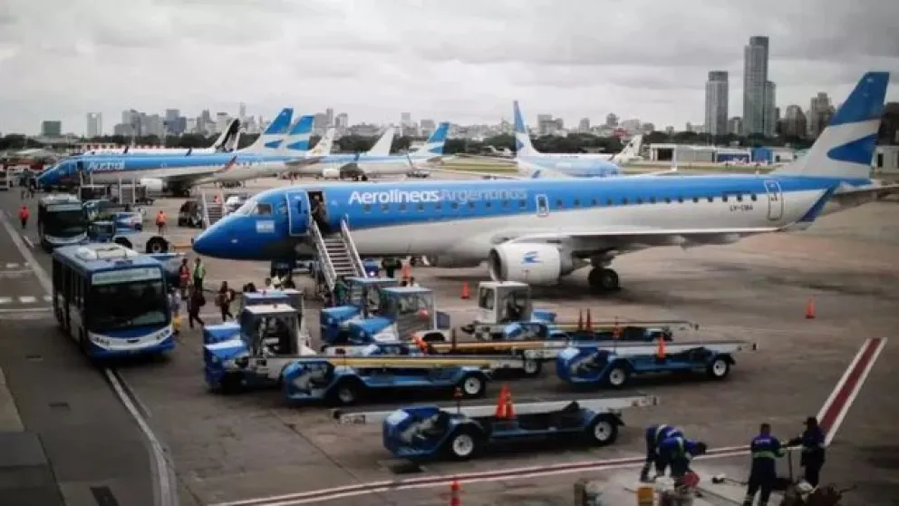El Gobierno exige a sindicatos aeronáuticos un plan para evitar el cierre de la compañía y garantizar servicios sin interrupciones