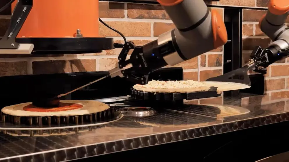 Revolución en la gastronomía por el primer robot pizzero autónomo