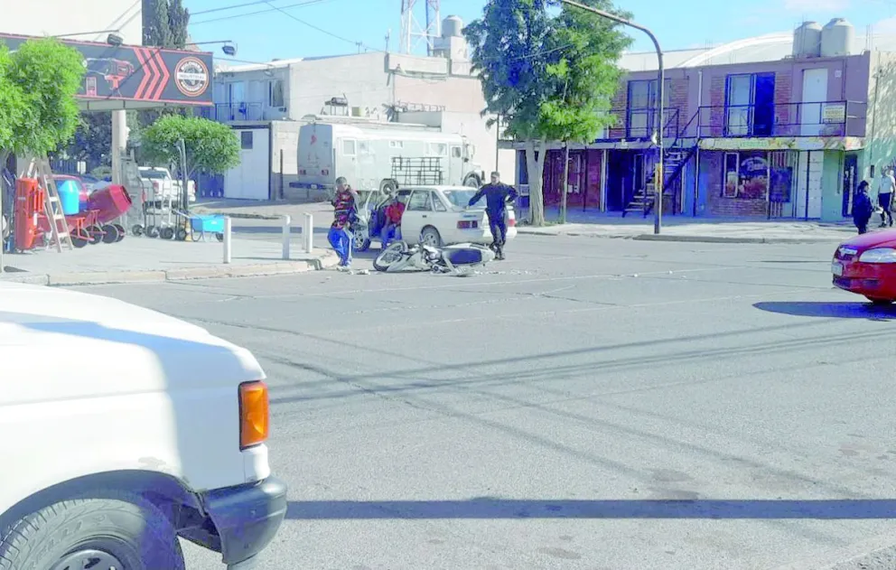 Una mujer adulta mayor es embestida al cruzar por detrás de camioneta cuando estaba estacionando