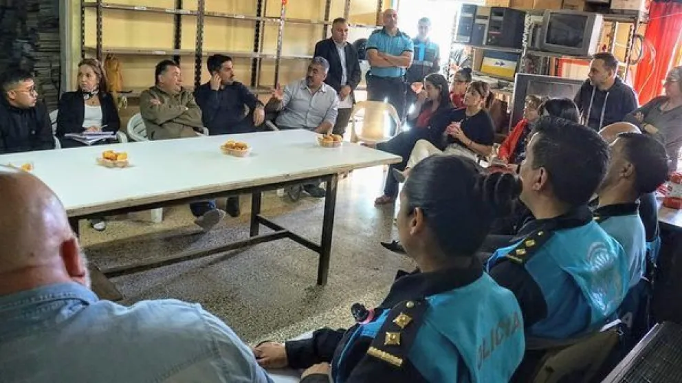 Trelew: Fiscales, autoridades policiales y el ministro Iturrioz participaron de encuentro con vecinos
