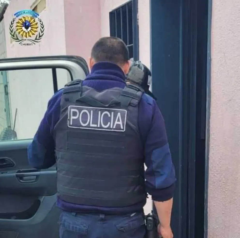 Bajó del Uber pero antes le arrebató el teléfono celular al chofer: terminó preso