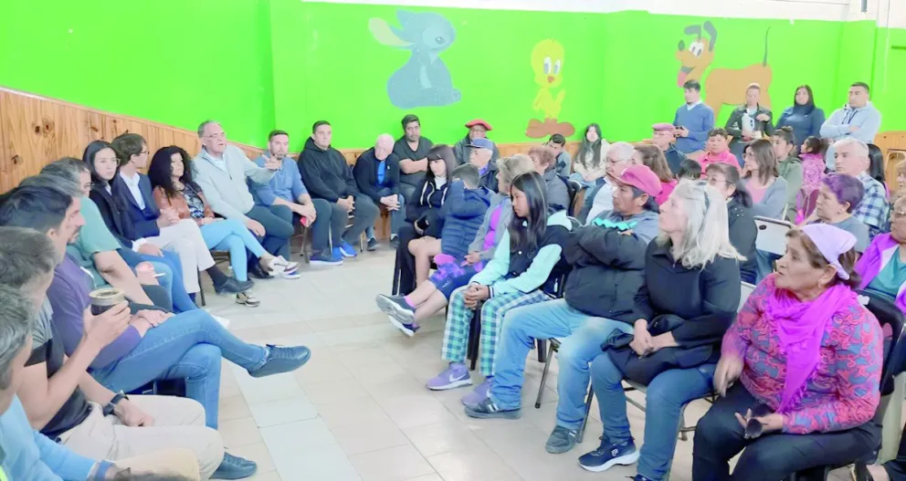 Trelew: vecinos del barrio Oeste le plantearon a Merino las principales necesidades del sector