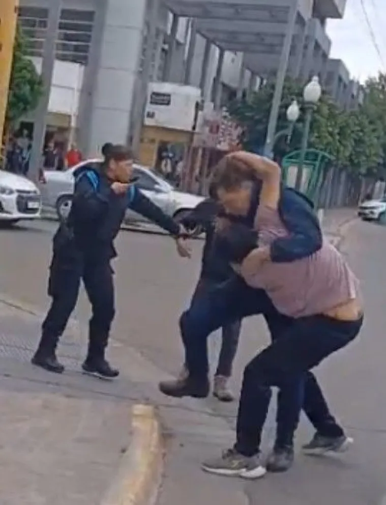Policía herido tras agarrarse a trompadas con un “trapito” en pleno centro