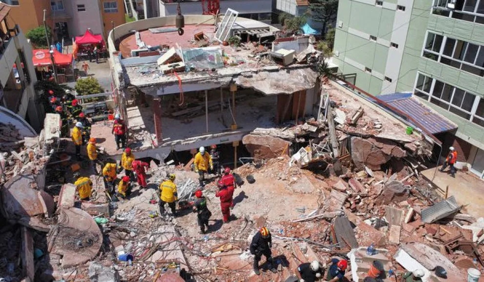 El operativo de remoción de escombros por el derrumbe en Gesell continuará hasta despejar todo el hotel