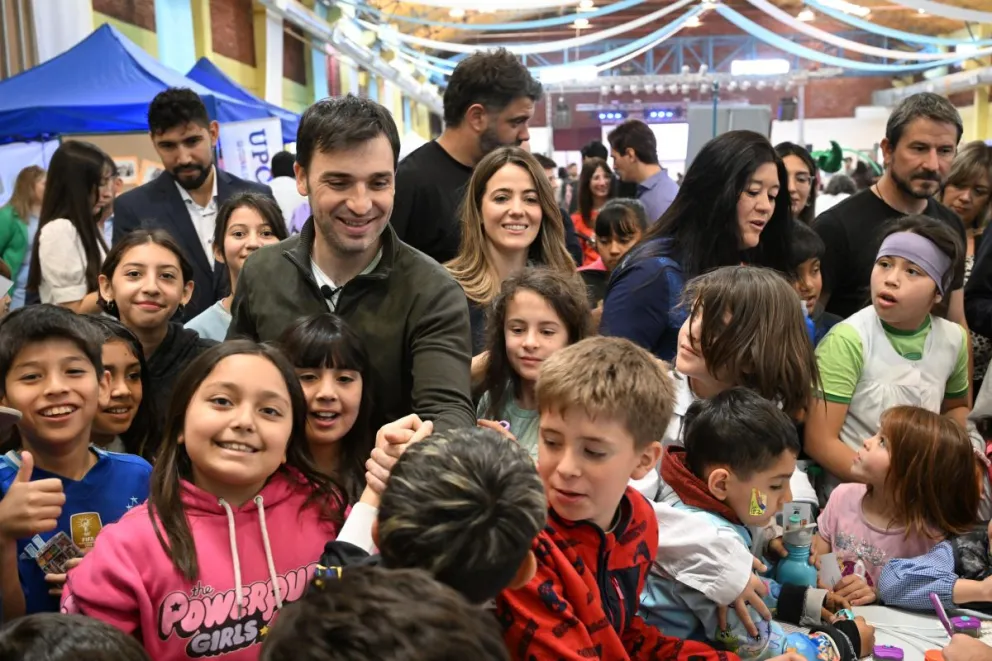 Torres en la Feria del Libro y las Artes de Trelew: “Estamos invirtiendo en futuro, educación y en el desarrollo de los más chicos”
