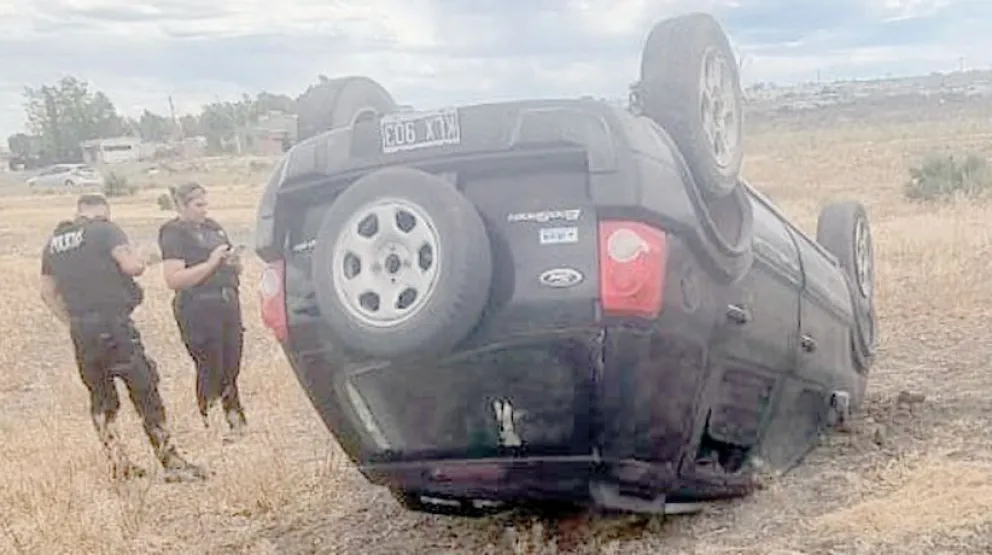 Hermanos ilesos tras volcar en una rotonda