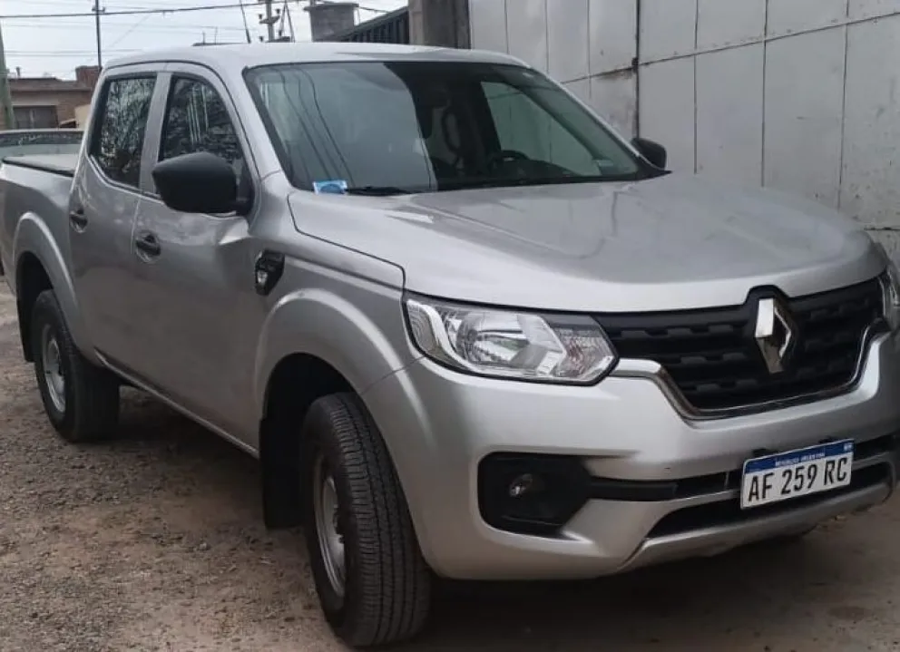Le robaron la camioneta a jubilado cargada con bolsas de cemento