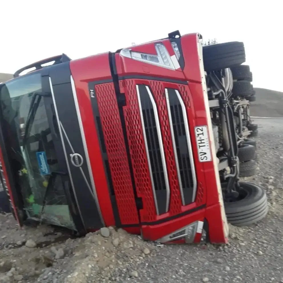 Camionero chileno resultó herido tras vuelco en ruta 40, cerca de Perito Moreno