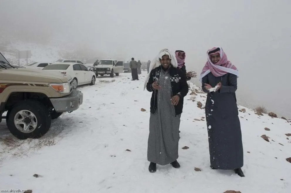 Insólita y sorprendente nevada cubre de blanco el desierto árabe   