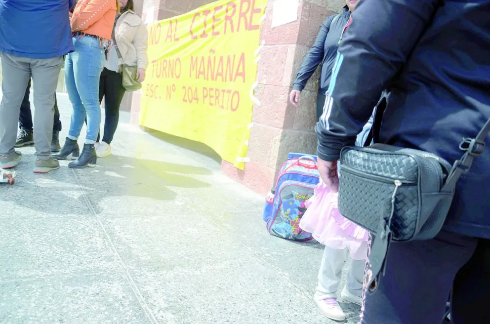  Padres de la Escuela 204 reclamaron por el cierre de cursos de turno mañana