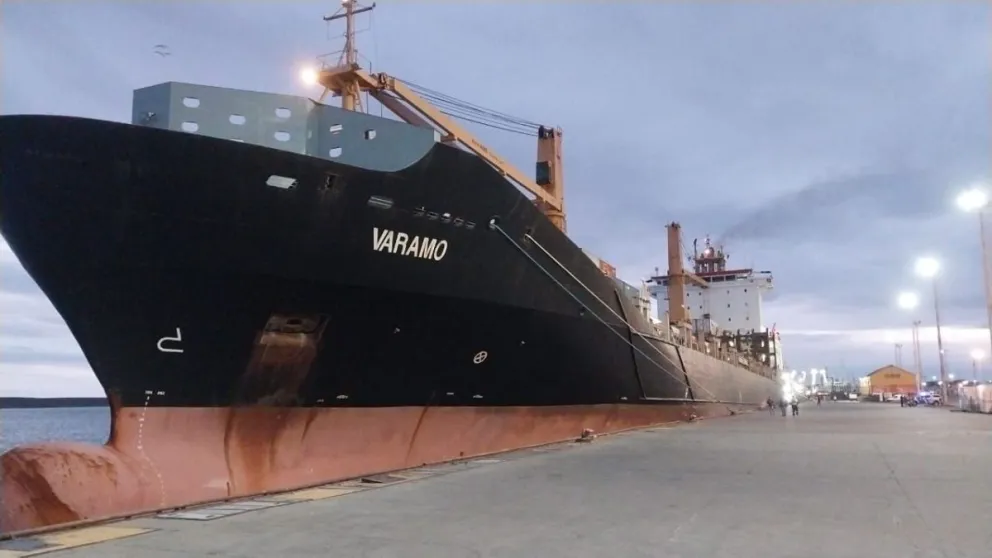 Otro golpe a la economía local: El portacontenedores “Varamo” abandonó Puerto Deseado sin poder descargar ni exportar